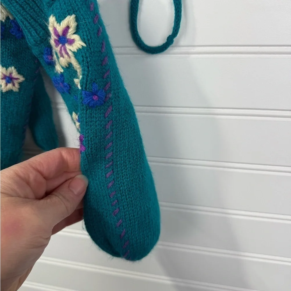 Women’s knit turquoise floral mittens.